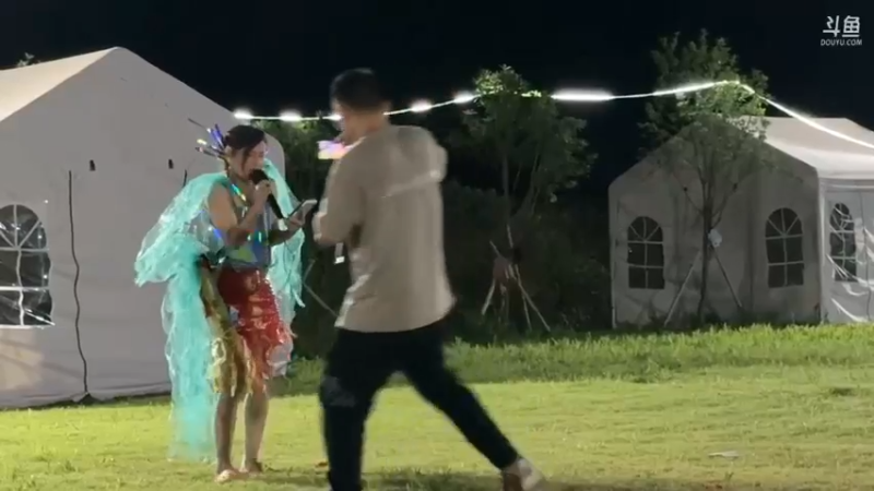 从美女素素直播间看肖哥拍摄咸菜唱歌，专业啊