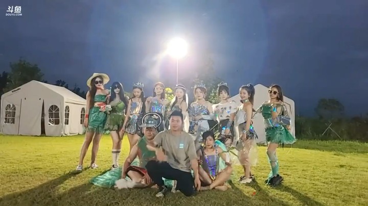 洪湖走秀完美结束，肖哥和女主播合影留念