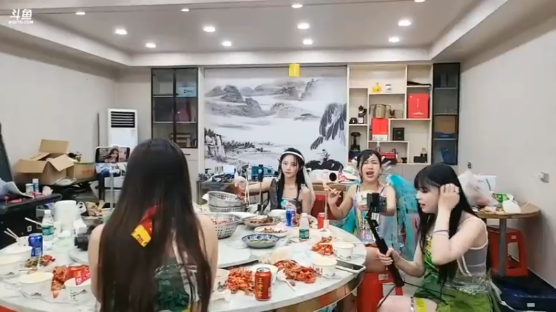 美女擎天妹妹还在吃小龙虾，咸菜姐收拾东西了
