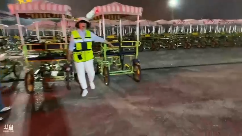 博哥骑车带美女游玩，快乐啊