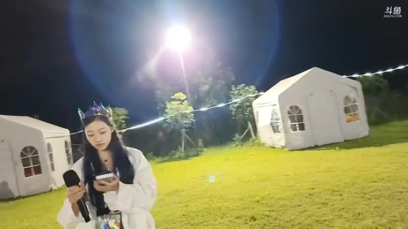 肖哥看美女咩咩唱歌，真可爱啊