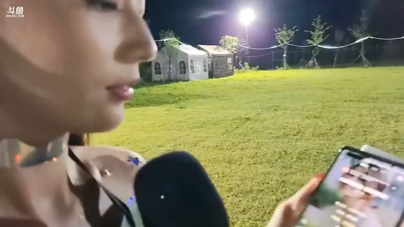 肖哥看美女素素唱歌很好听，好可爱啊