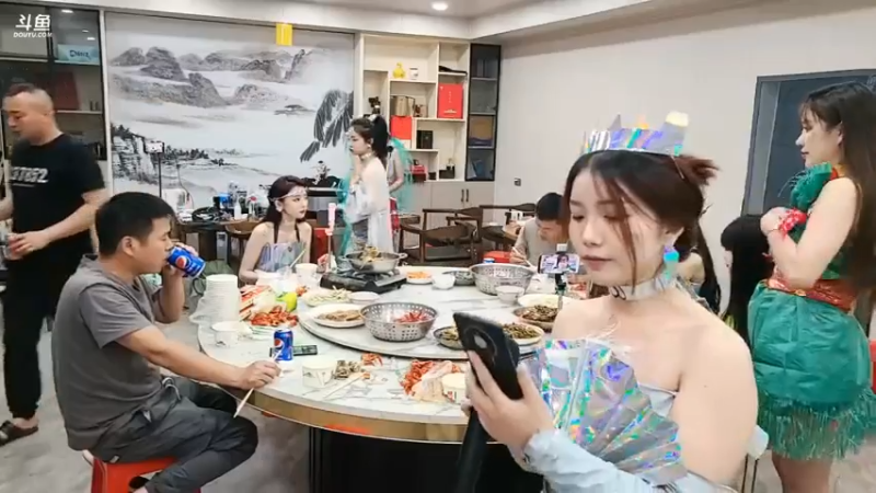 肖哥等人吃饭，美女服务员开始吃饭了