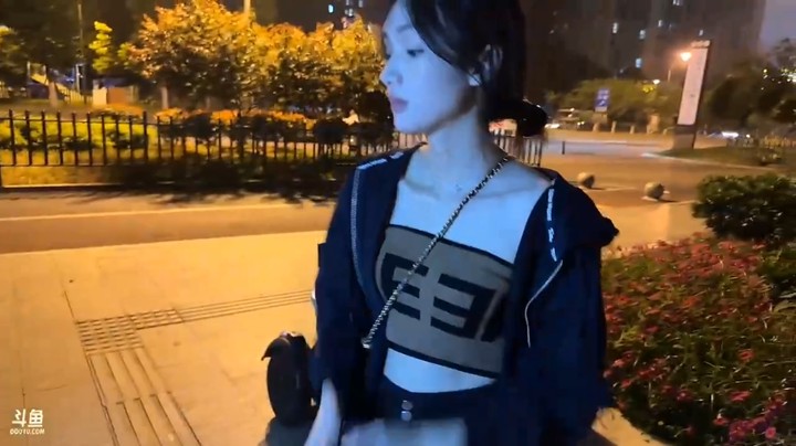 博哥想要和美女贞贞跳广场舞，美女害羞