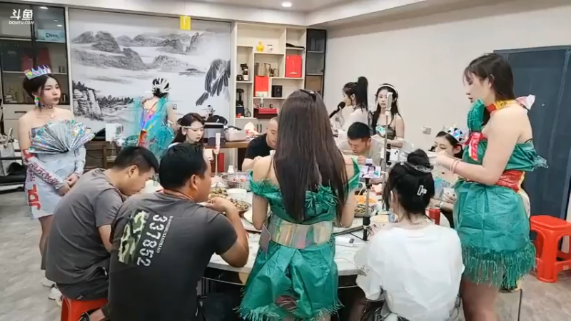 肖哥和四个女主播吃大餐，其他女主播都当服务员，服务好啊