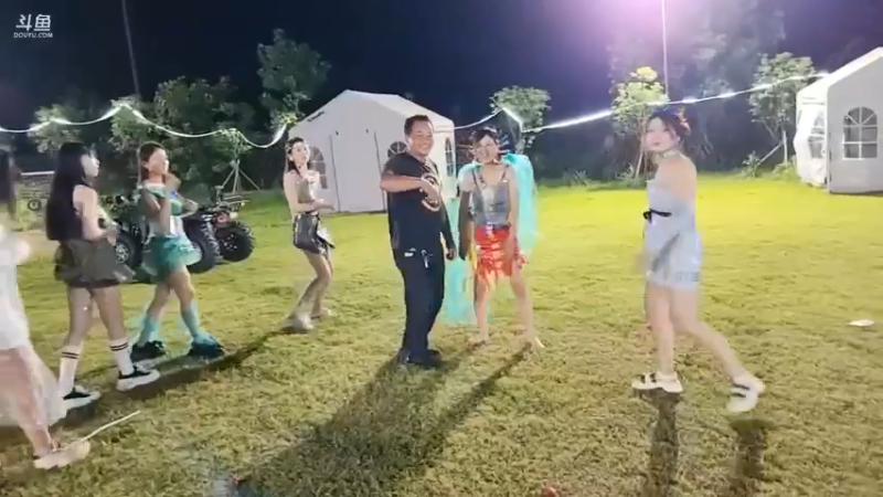 肖哥看强哥和女主播玩游戏，强哥累啊