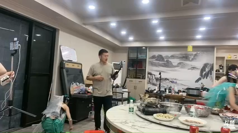 吃完饭，美女服务员开始搞卫生，美美和贝贝可爱