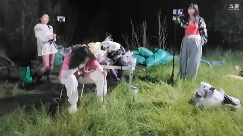 肖哥看女主播忙，强哥和五毒工具人忙