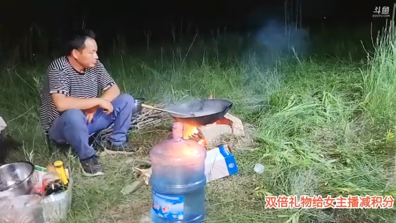 老姗来要酱油，彪子说少了，让强哥多加