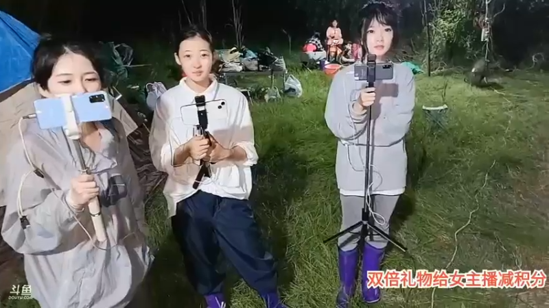 肖哥和咩咩和彪子聊天，大家说两个混子去做饭啊