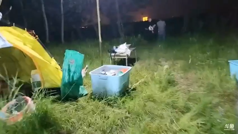 肖哥看强哥偷偷吃东西，认为是怕女主播看到