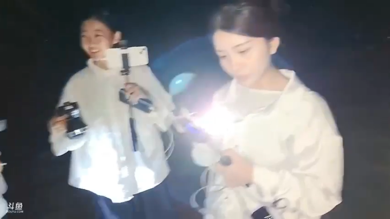 肖哥开始拱火，咩咩和咸菜都想当队长啊