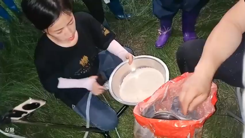 肖哥开始拍卖吃的，女主播互相竞价，大家怕她们零元购