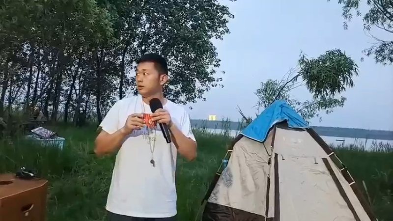 肖哥对女主播说游戏规则，让她们小心点，别出事，安全第一啊