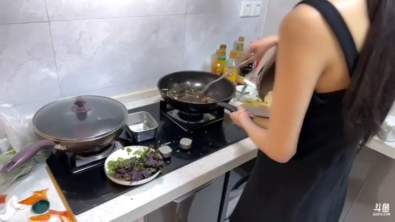 博哥看美女贞贞做啤酒鱼，大家说能吃吗