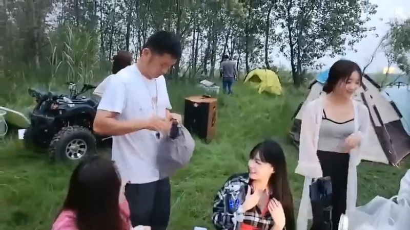 美美的零食被彪子揭发让肖哥拿走，美美很难受啊