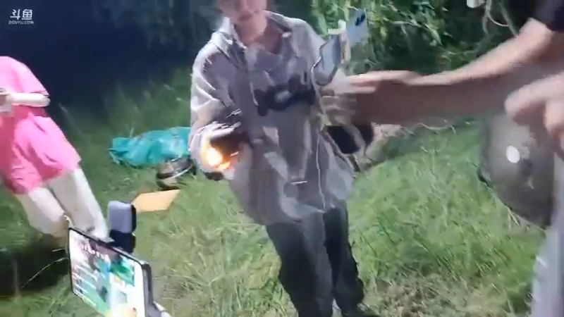 肖哥给大家发灯，自己用完电就没了，自己要节约