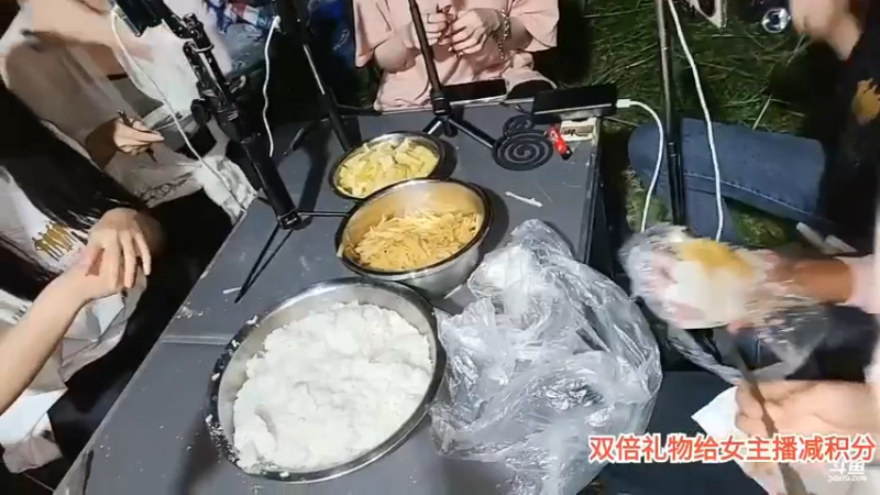 女主播开始吃午饭，没饭碗就用塑料