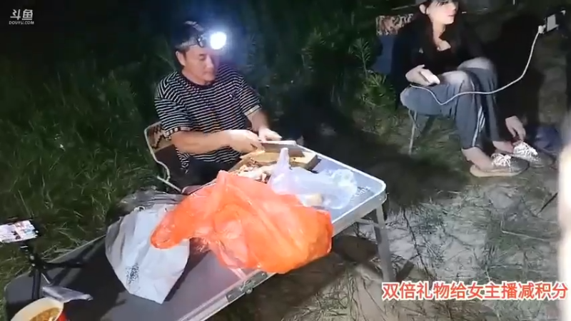 强哥忙着做菜，今晚要吃大餐啊