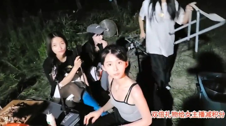 三个女主播做VIP位置可以吃大餐