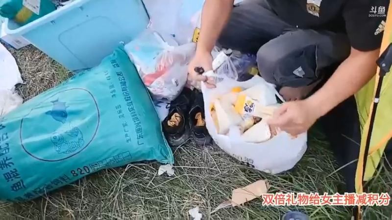 肖哥开始卖零食了，彪子还想买很多吃的