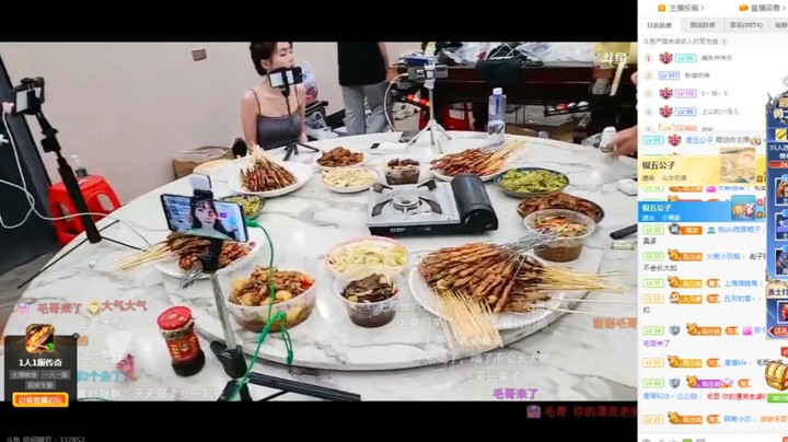 今天从萝卜岛下来就吃大餐，女主播开心啊