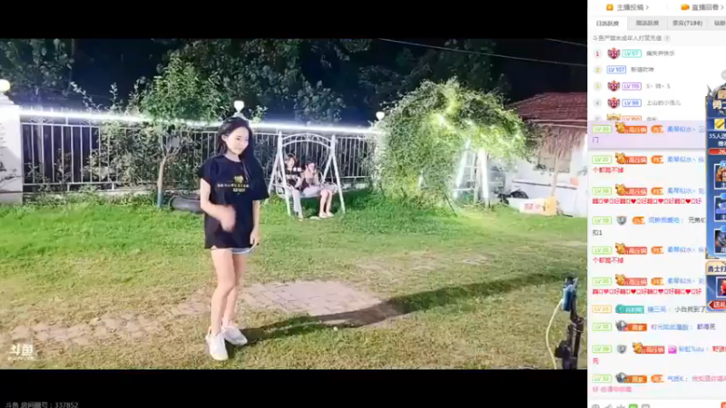 肖哥唱歌，美女擎天妹妹伴舞，很好看啊