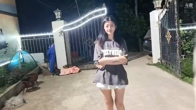 肖哥问新来的女主播说出在场三个女主播名字，结果一个不认识