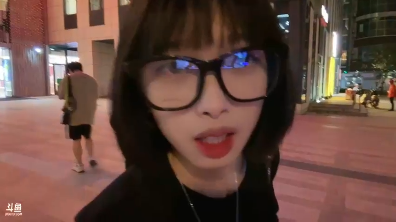 【2023-06-03 20点场】小溫dududu：出门在外，不定期直播。
