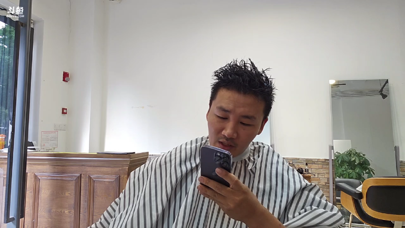 健身主播说话语速挺快，说话声音有点小给差评。