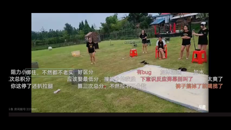 美女咩咩玩保龄球游戏好搞笑