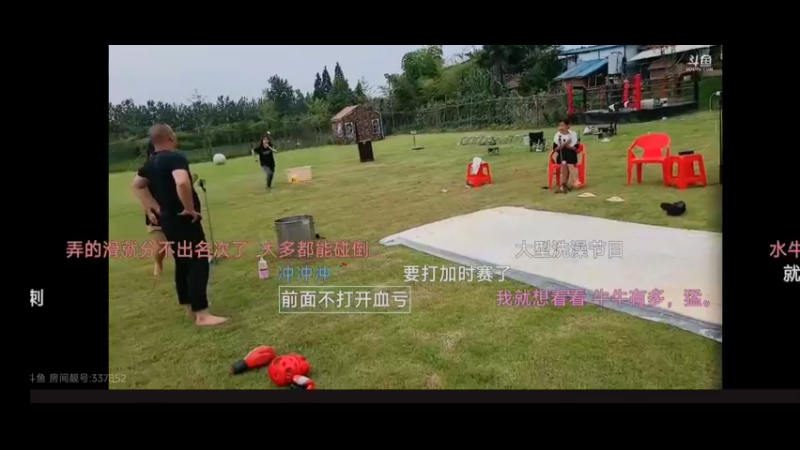 美女小姐姐玩游戏，裤子太长影响发挥啊