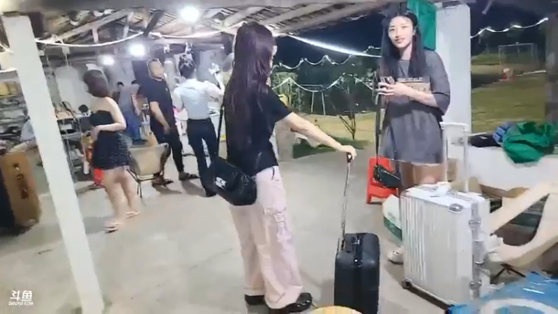 肖哥让女主播称重，结果女主播113斤，厉害啊