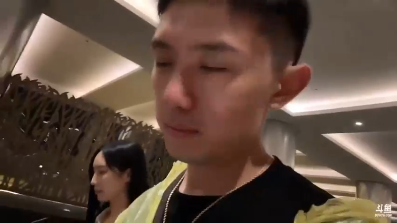 博哥和美女彩璘走路回酒店