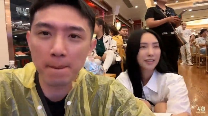 博哥和美女彩璘在重庆看变脸表演