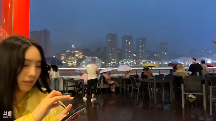 博哥和韩国䌽璘美女在重庆看风景