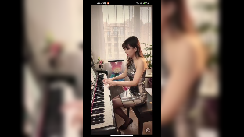 美女小姐姐弹琴很好听啊