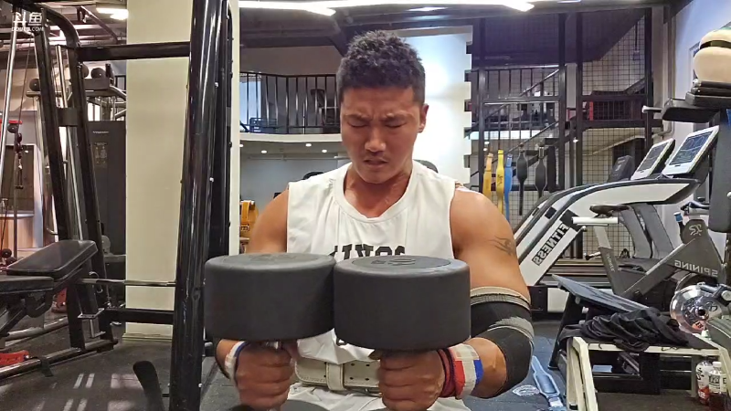 做男模特要在腮帮子上打肉毒杆菌针让脸变小不抬腿举不起40kg