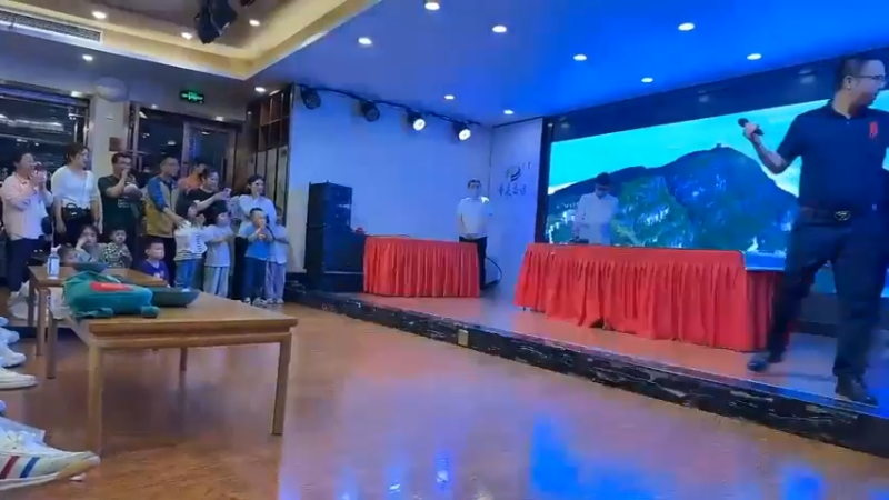 博哥和美女彩璘看大师写毛笔字