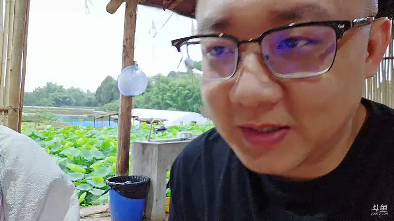 这不天才废吗？去重庆和胖头鱼一起做户外节目了吗？