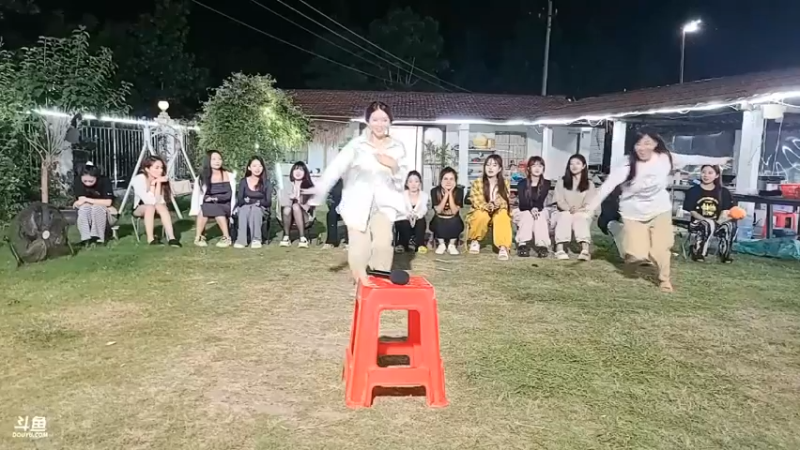 女主播听歌识曲，结果打不打，肖哥吃礼物