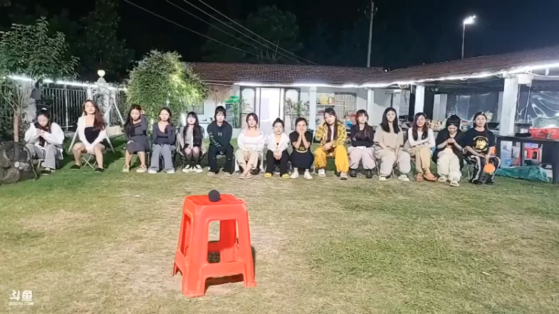 女主播听歌识曲，结果没人知道，肖哥大口吃礼物