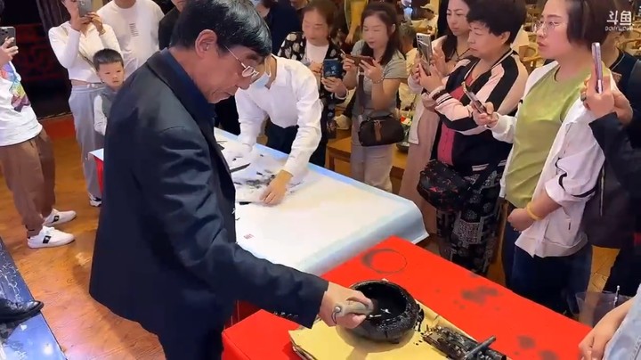 博哥在重庆买了200的字，现场写的，送给彩璘带回去送给她爸爸