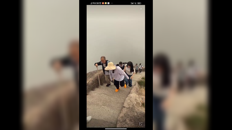 今天黄山有大雾，云雾缭绕犹如仙境啊