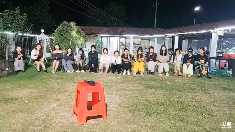 女主播听歌识曲，结果这首歌都没人知道，肖哥吃嘛了