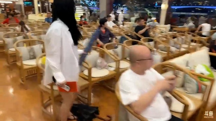 博哥给美女彩璘买一幅字，美女好开心啊