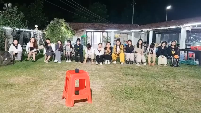 女主播听歌识曲，鹅妹答对，凳子都弄坏了