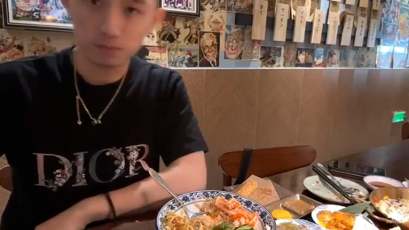 博哥和美女彩铃吃饭好自然，没有任何的故意找话题