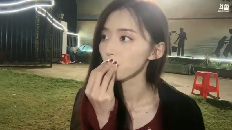 美女素素吃晚饭，今天有小龙虾吃，有礼物就是快乐