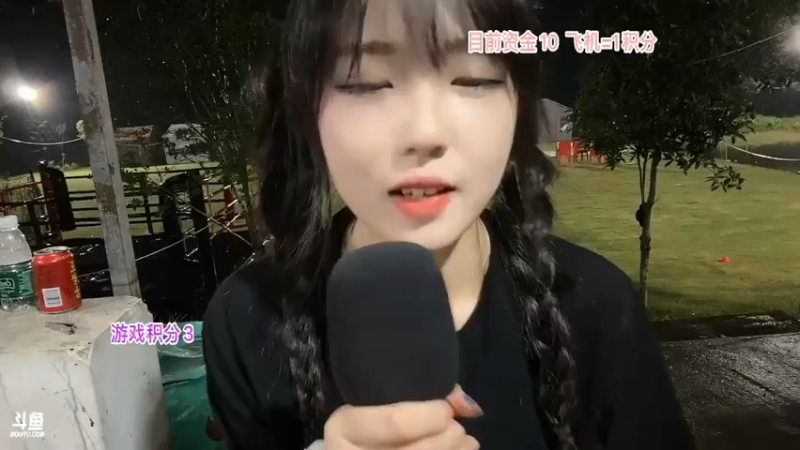 美女贝贝唱歌真搞笑，有意思啊